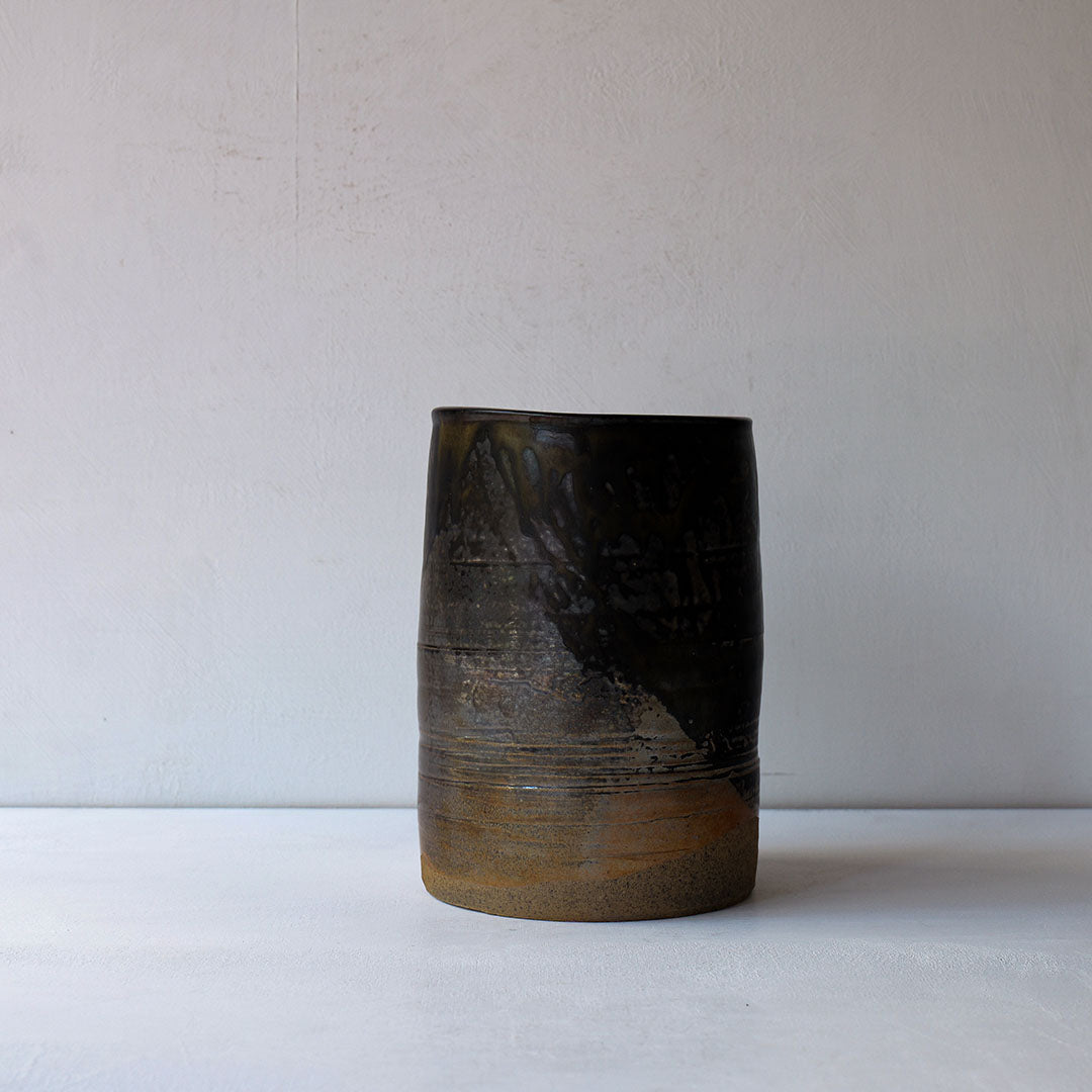 ●25-YT9 Yohen Black Karatsu Vase