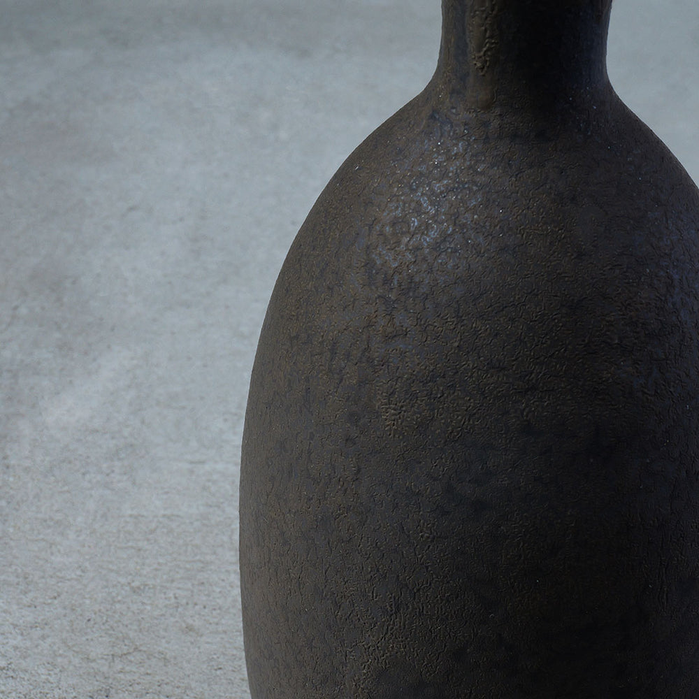 ☆黒色金属製花器 山水画付き 台不要であれば13000円 船串篤司 花器25 A – 雨晴/AMAHARE