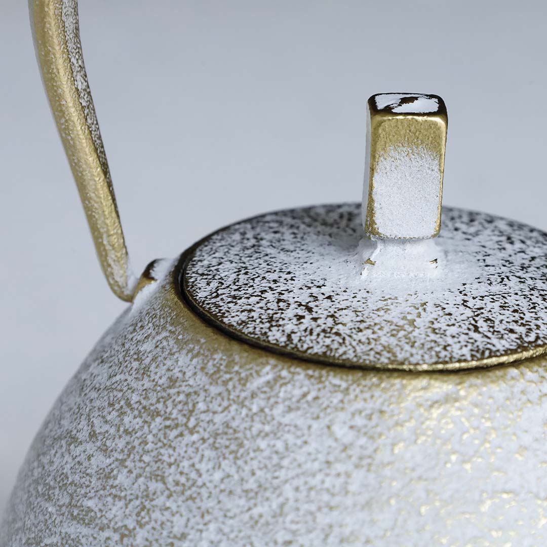 空間鋳造 鉄急須 Egg 中 白金色 縞細工鉉(桐箱入り)