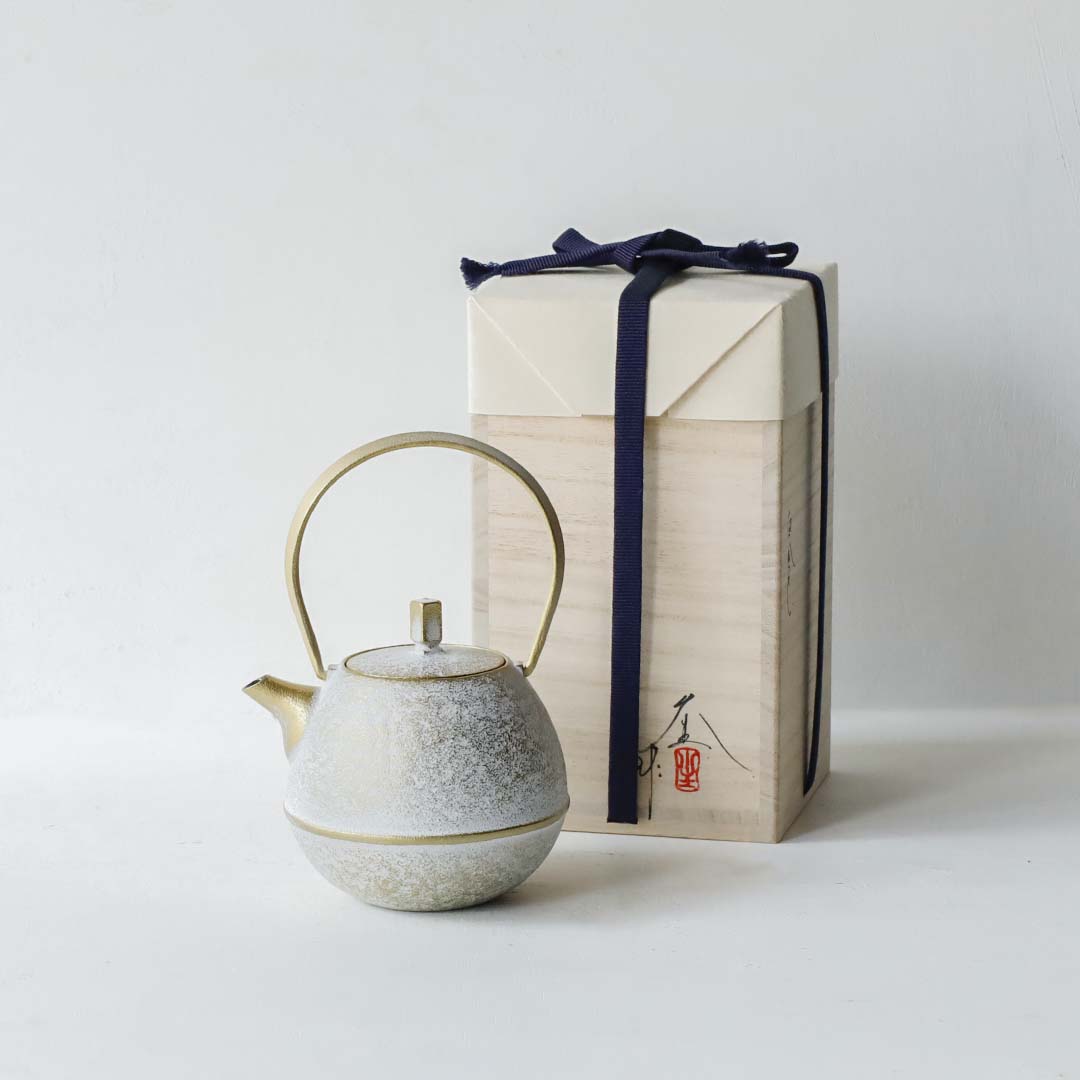 空間鋳造 鉄急須 Egg 小 白金色 縞細工鉉(桐箱入り)