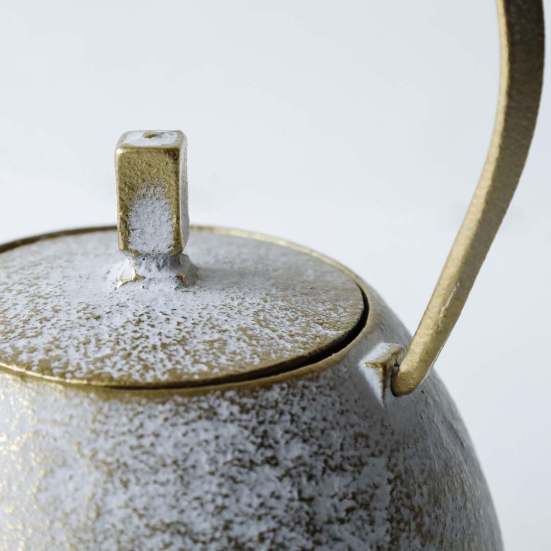 空間鋳造 鉄急須 Egg 小 白金色 縞細工鉉(桐箱入り)