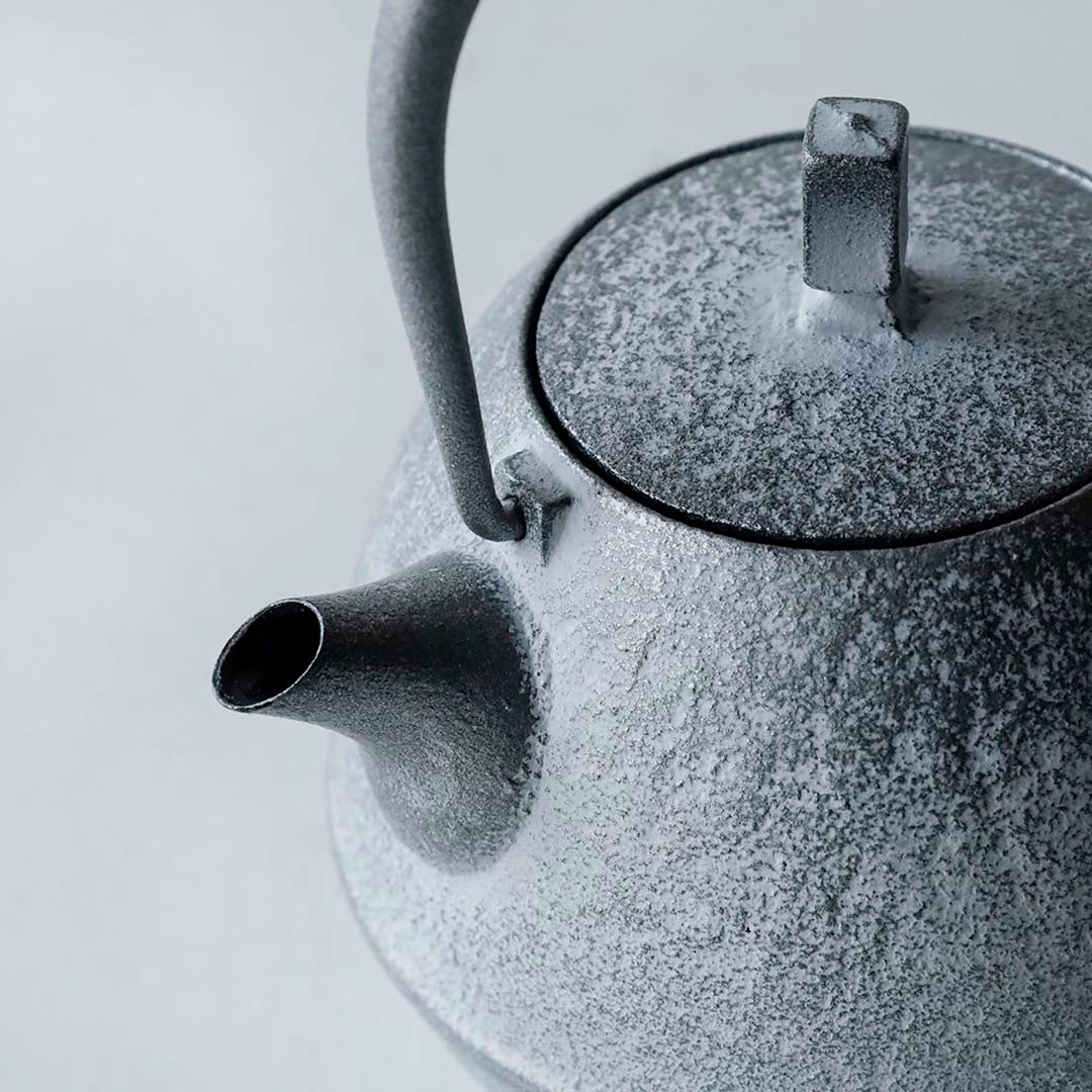 空間鋳造 鉄急須 Egg 小 Snow 鉄蓋+木蓋(イタヤカエデ)