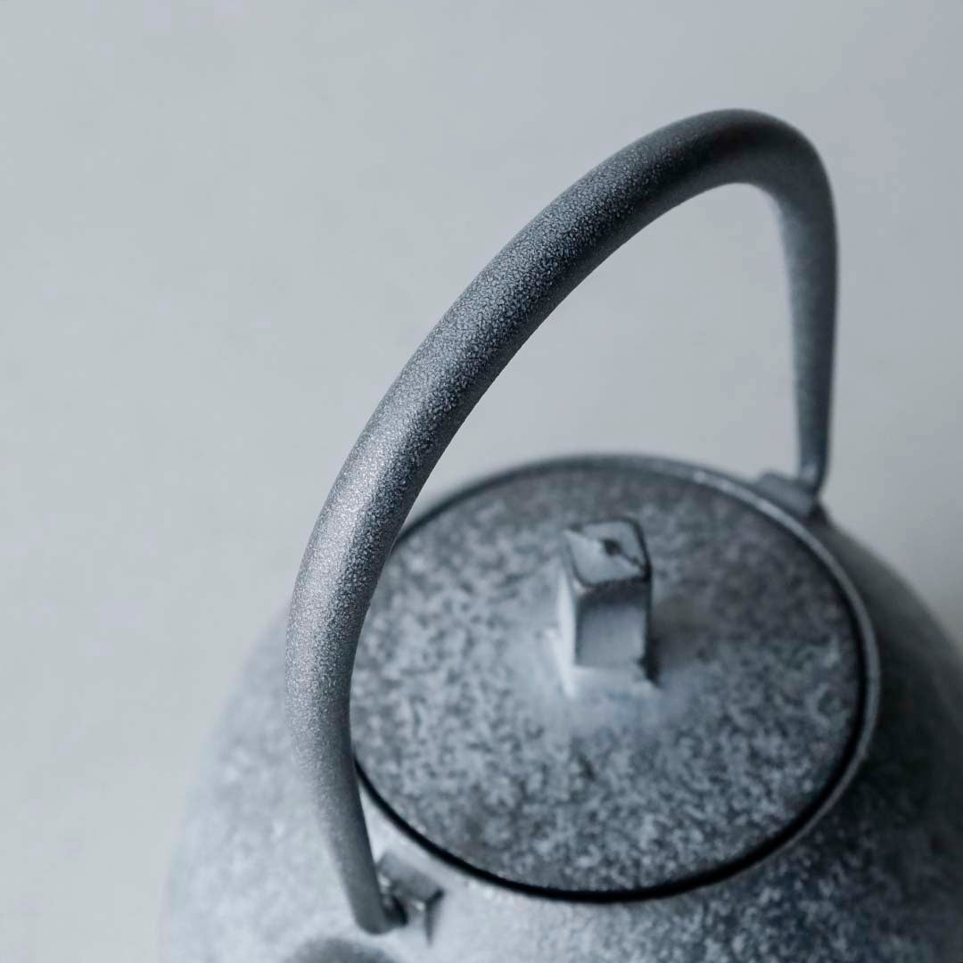 空間鋳造 鉄急須 Egg 小 Snow 鉄蓋+木蓋(イタヤカエデ)