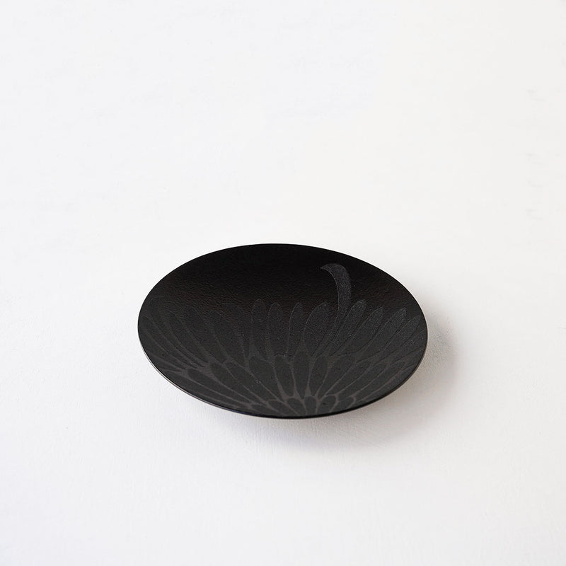 Akito Akagi Makie Plate 19.5cm Black Chrysanthemum
