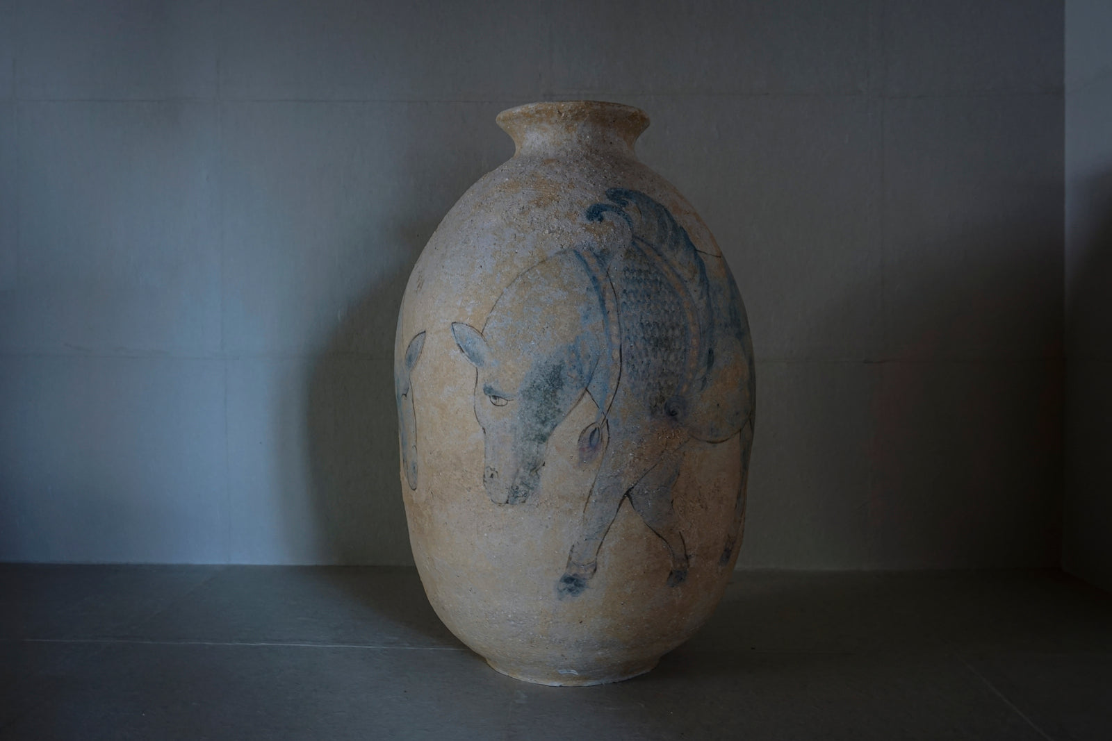 ○25-IM31 灰陶加彩大壺(天馬) – 雨晴/AMAHARE