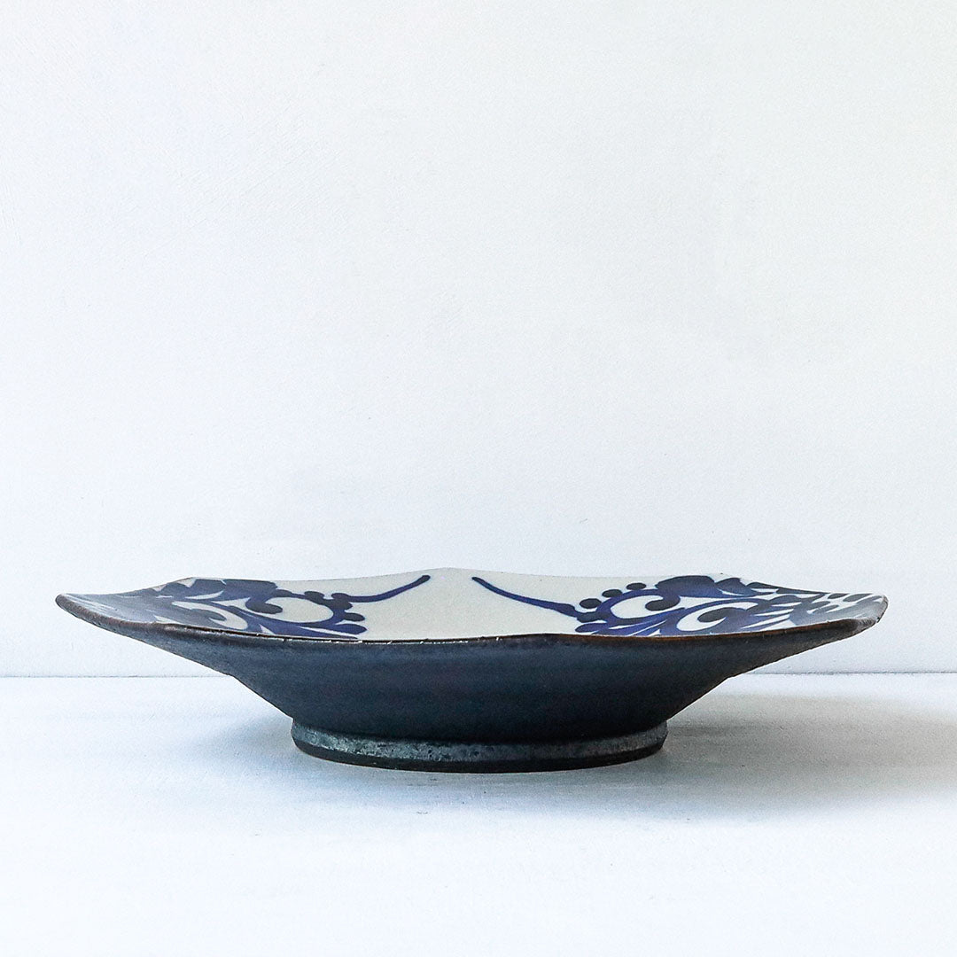 陶房眞喜屋 八角7寸皿 キクカラクサ