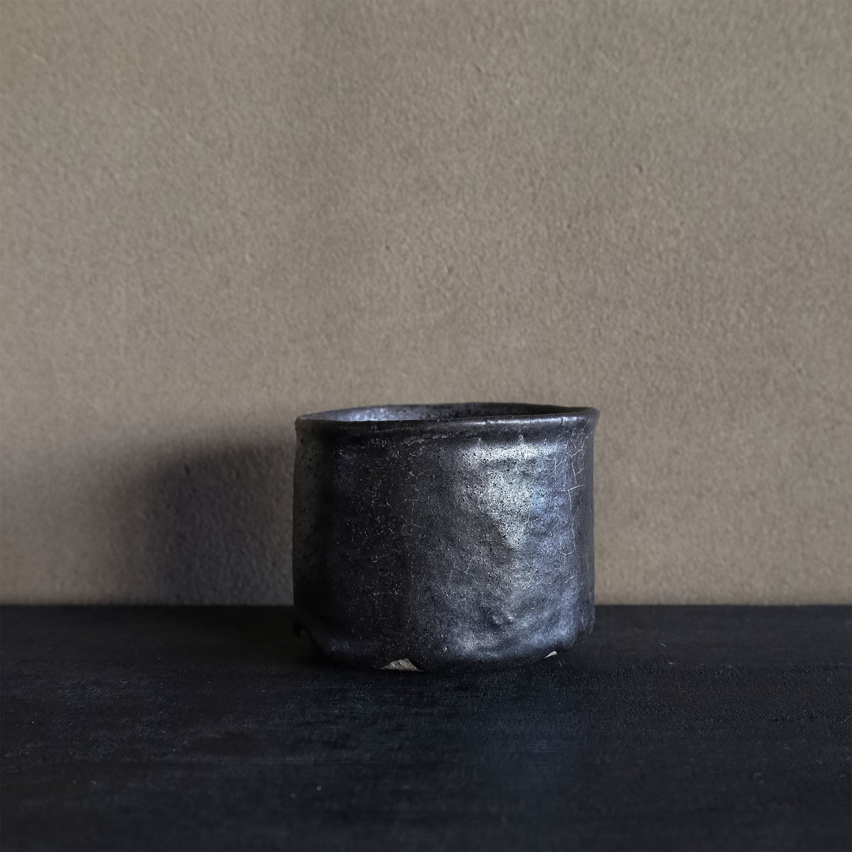 25-38清水志郎 八坂篠土(京都)湯川石釉銀彩茶碗