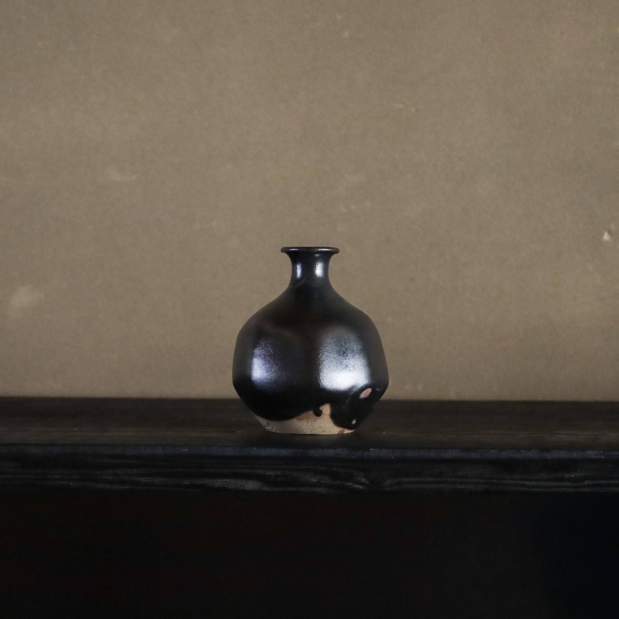 ○26-TY-136 黒唐津 八角徳利