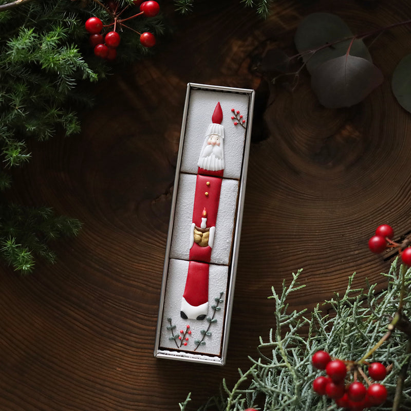 とんがりサンタ　クッキー缶　2025