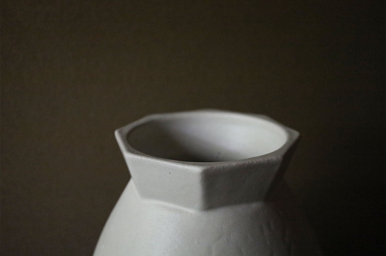 陶房眞喜屋 白釉八角ちょうちん壷