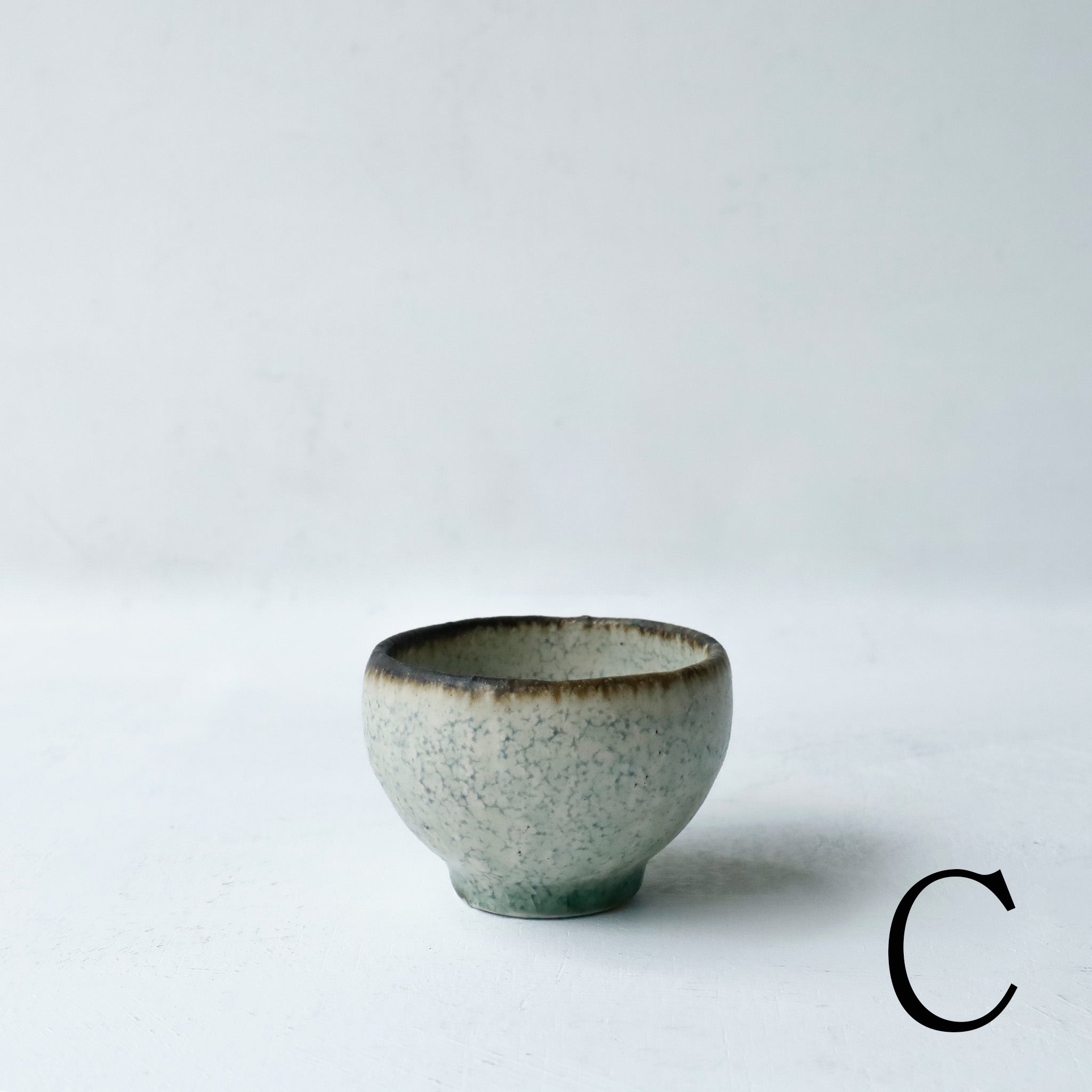 ○26-NT-36 灰粉引 酒盃