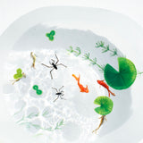 25-10S 久保裕子 石文鎮ー夏(中)アメンボ2匹 ミズハコベ ヒツジクサ