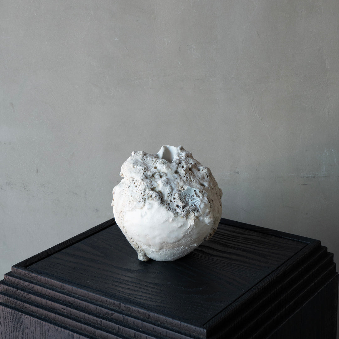 25-10S 池田優子 白磁 岩肌花器-4