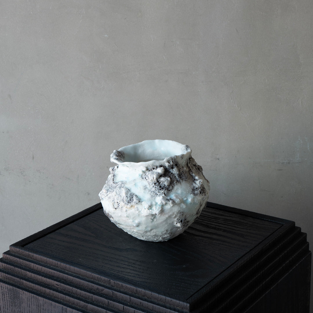 25-10S 池田優子 白磁 白藍岩肌花器-8