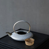 25-10S 空間鋳造 急須 Moon 小 白金色 鎬細工鉉 桐箱入