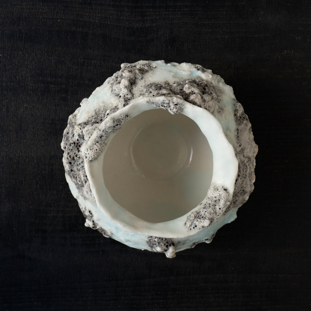 25-10S 池田優子 白磁 白藍岩肌花器-8