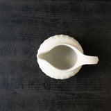 25-10S 境知子 白釉しのぎピッチャー