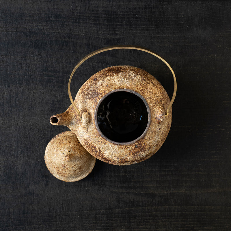 25-10S 境知子 刷毛目 手びねり真ちゅうハンドル土瓶 – 雨晴/AMAHARE