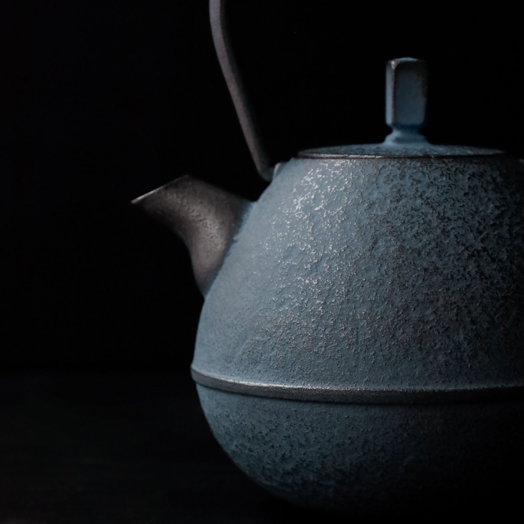 Kukan Chuzo / Egg Cast Iron Teapot M Ice Blue