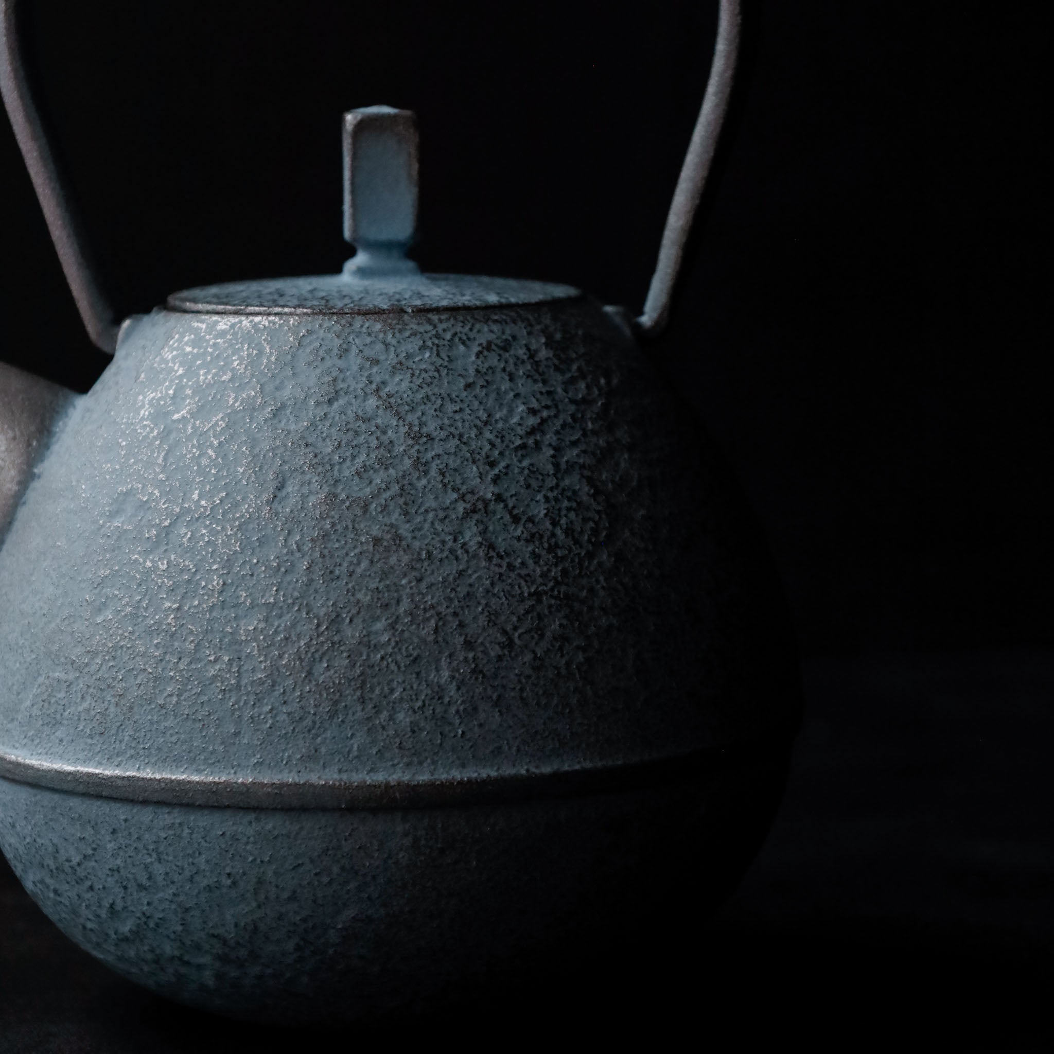 Kukan Chuzo / Egg Cast Iron Teapot M Ice Blue