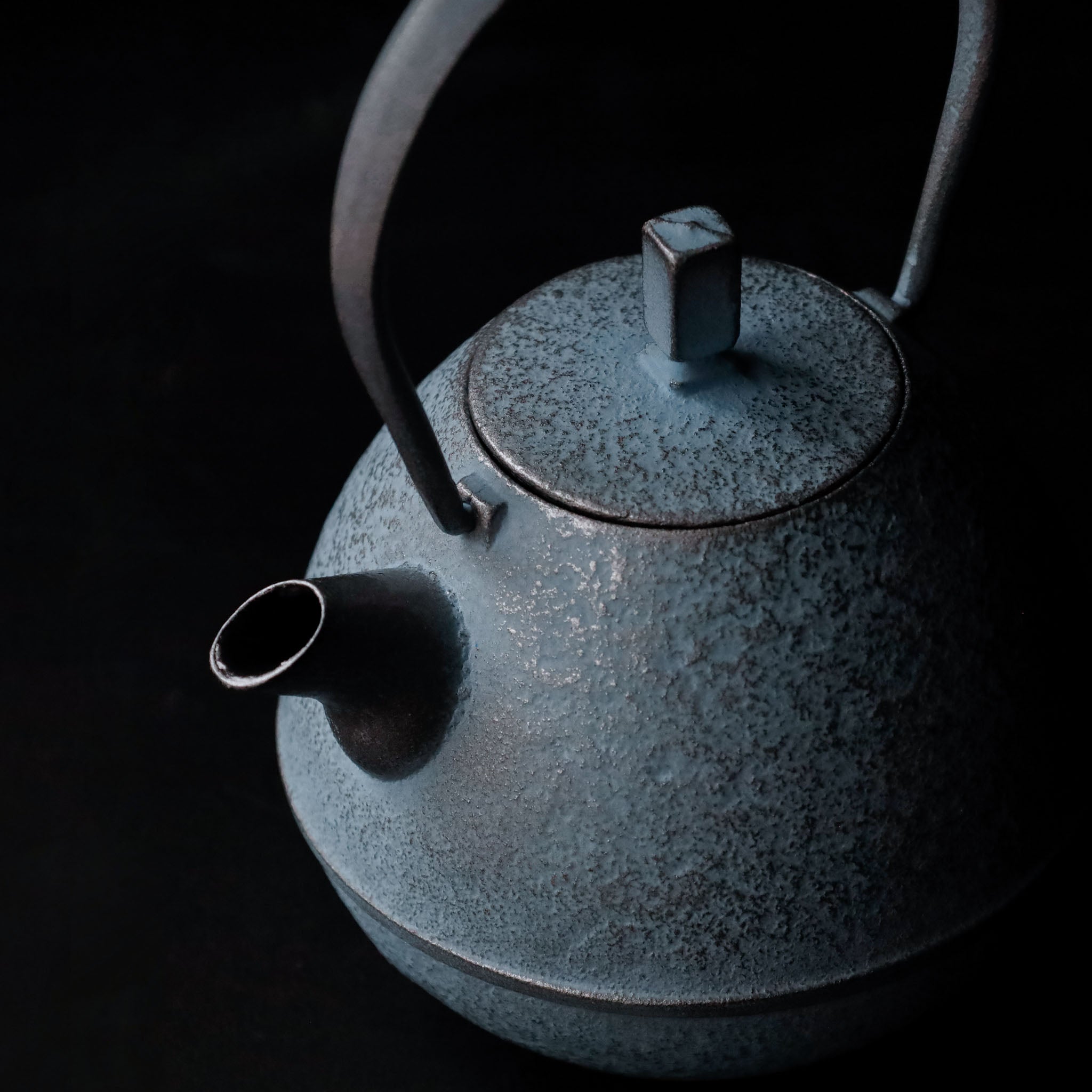 Kukan Chuzo / Egg Cast Iron Teapot M Ice Blue