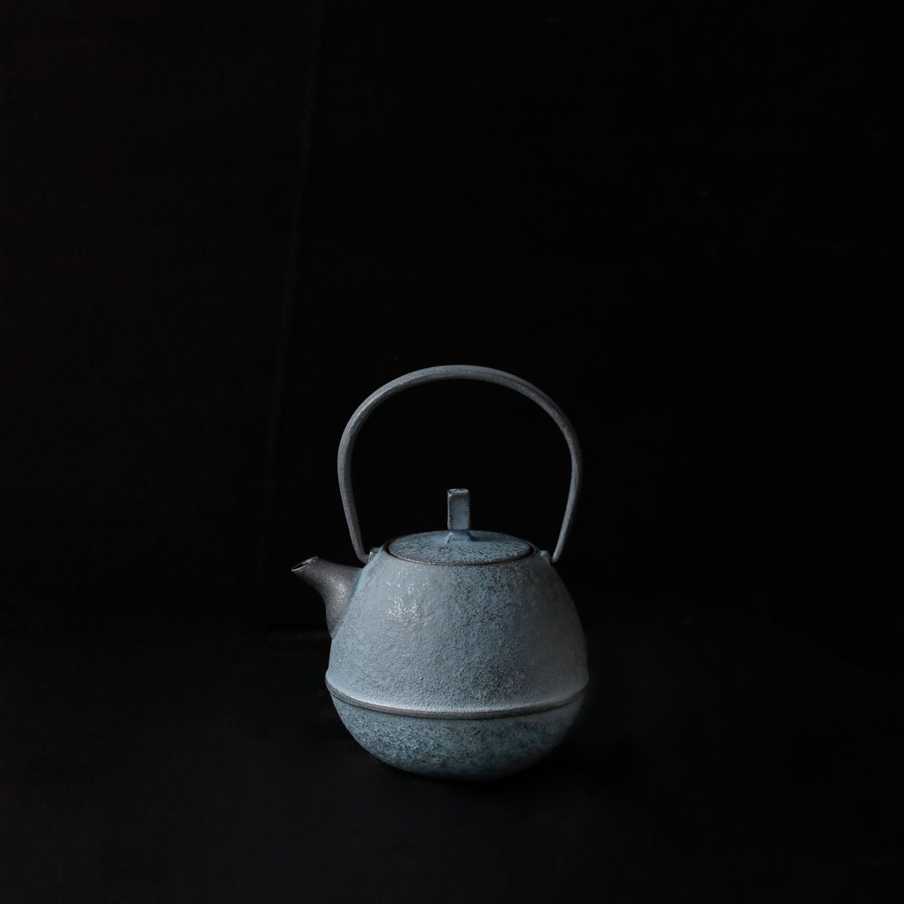 Kukan Chuzo / Egg Cast Iron Teapot S Ice Blue