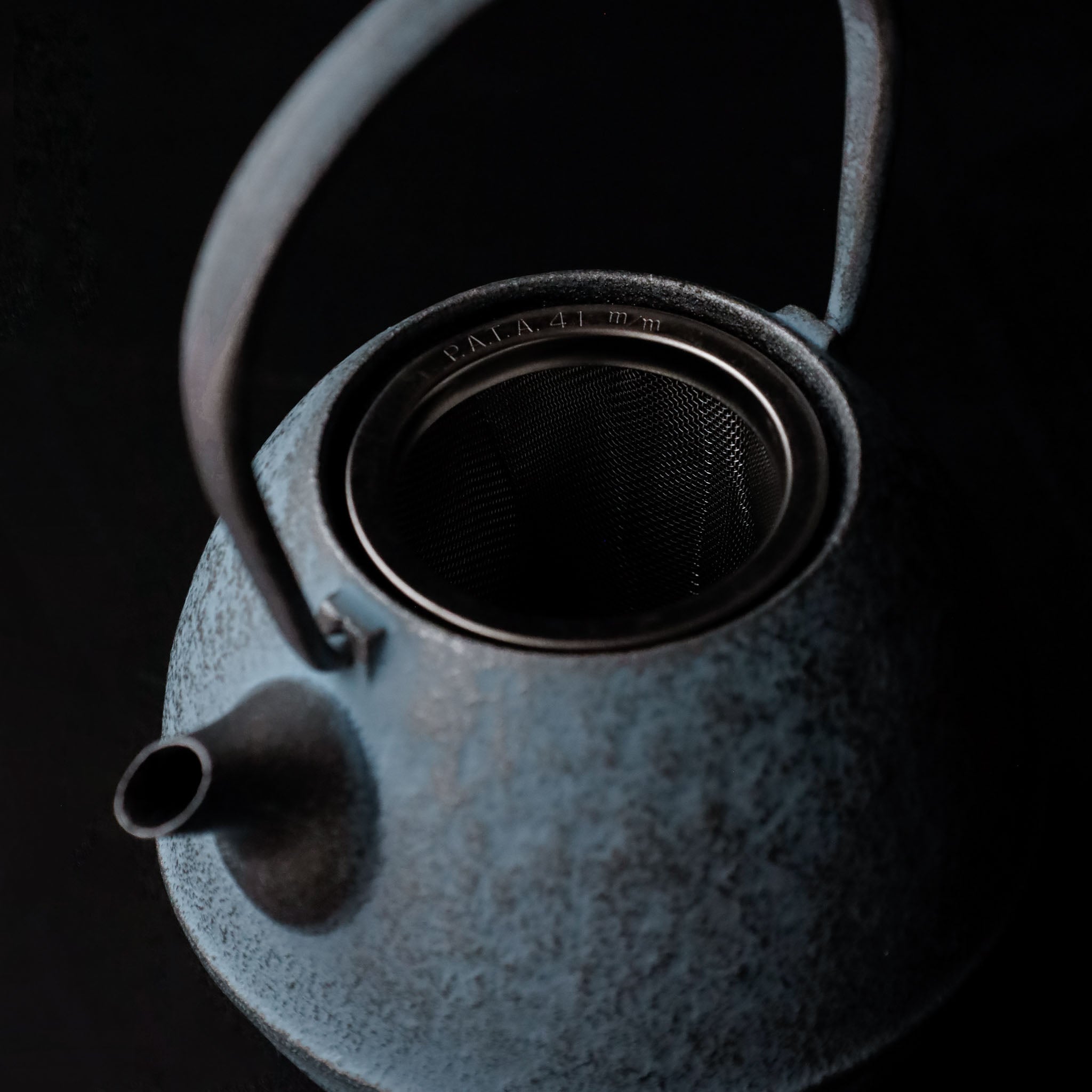 Kukan Chuzo / Egg Cast Iron Teapot S Ice Blue