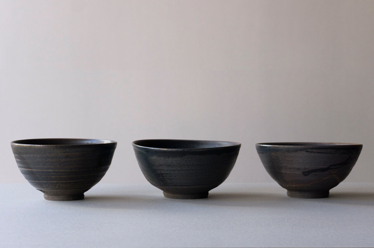 唐津焼・油滴・黒色 陶器 茶碗 木製箱付き 由起子窯 飯茶碗 黒唐津
