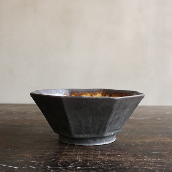 青と黒の楽器装飾陶器 青と黒の楽器装飾陶器