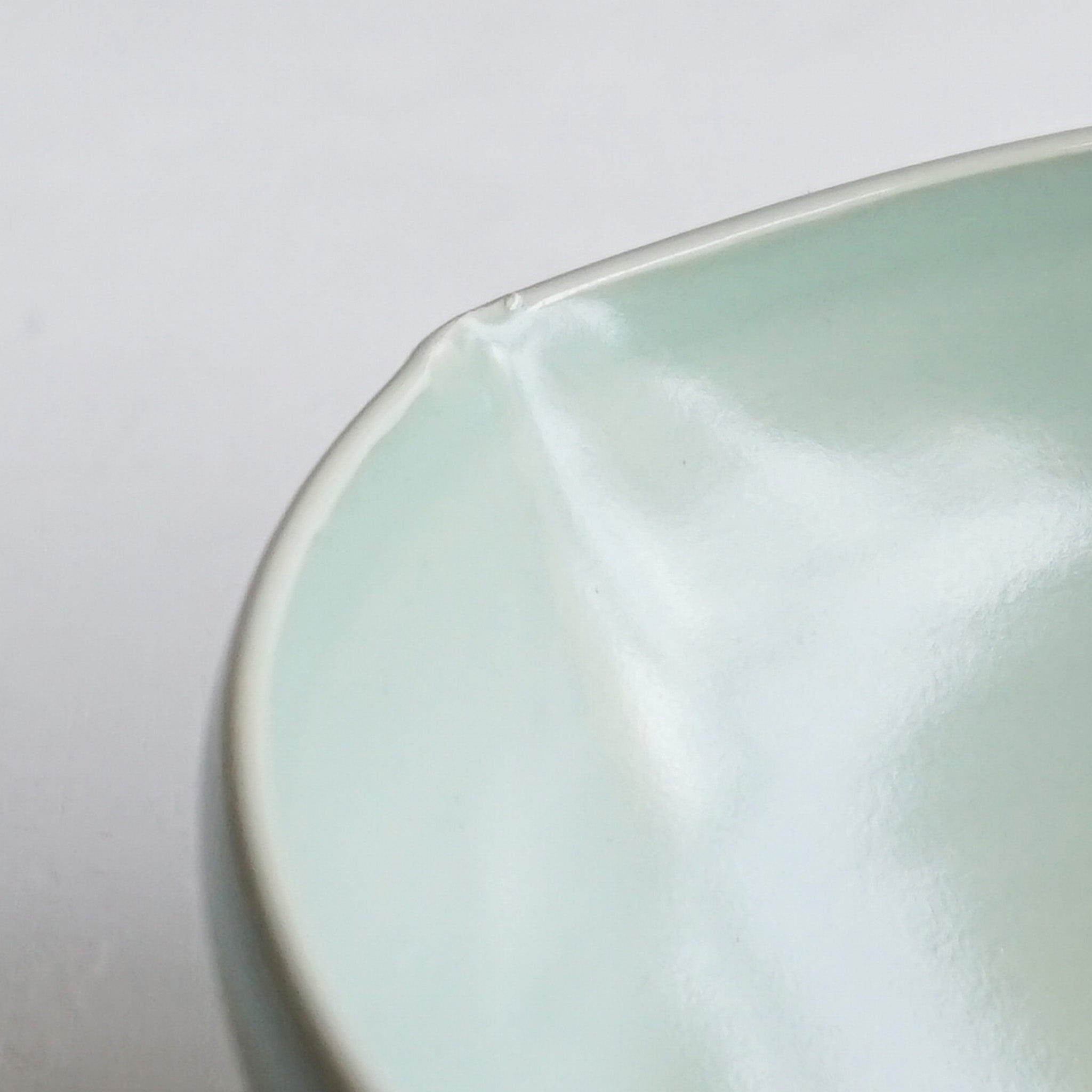 Almond Bowl M Sage Celadon