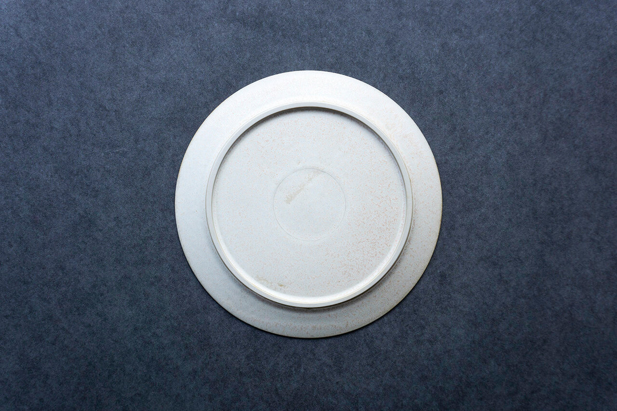 安藤由香 7寸皿 フラットリム なし WH – 雨晴/AMAHARE