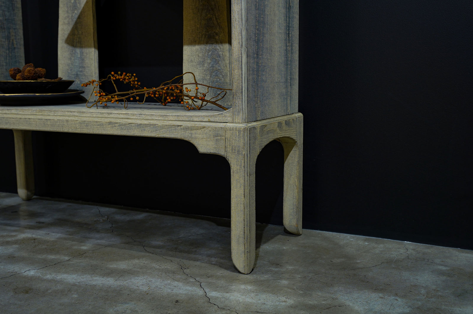 浮様飾棚 違い棚 鼠 – 雨晴/AMAHARE