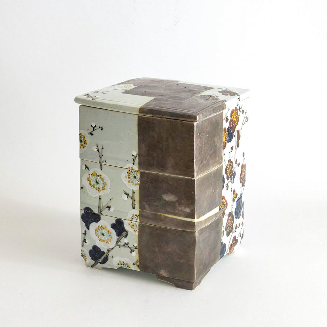 色絵銀彩紅白梅三段重箱