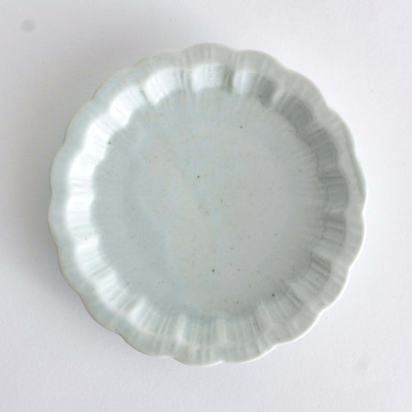 Small platter in the shape of a chrysanthemum white