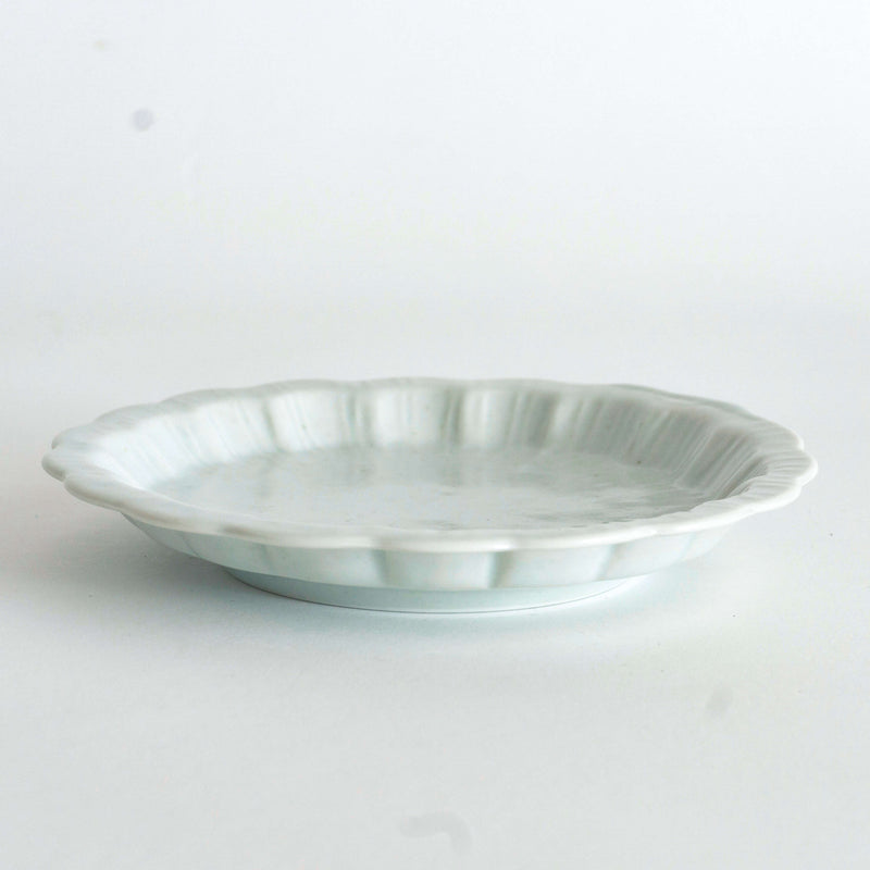 Small platter in the shape of a chrysanthemum white