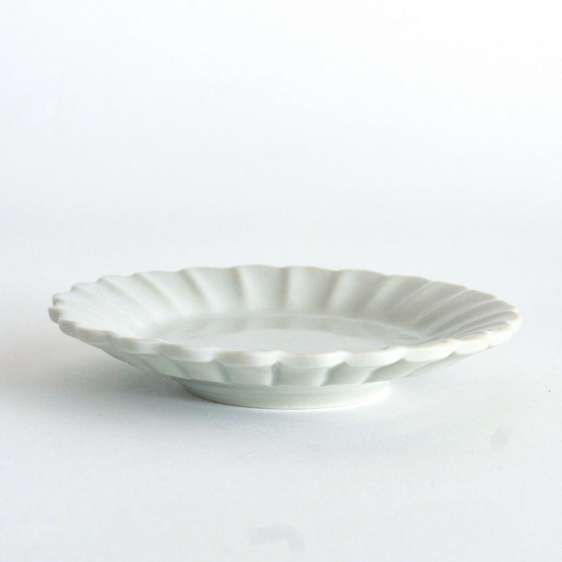 Yazaemon Kiln  small plate in the shape of a chrysanthemum old white porcelain