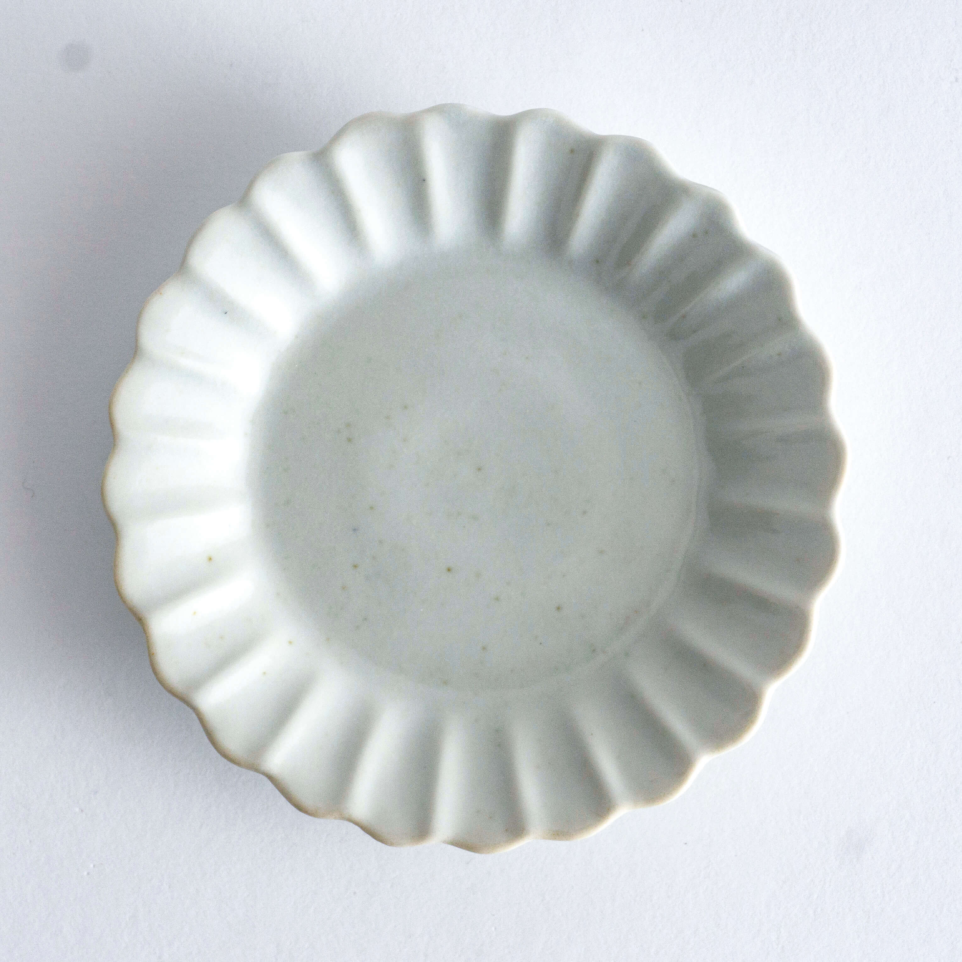 Yazaemon Kiln  small plate in the shape of a chrysanthemum old white porcelain