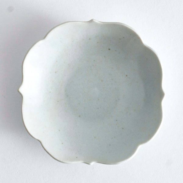 Yazaemon Kiln small plate with four-ridged design  old white porcelain