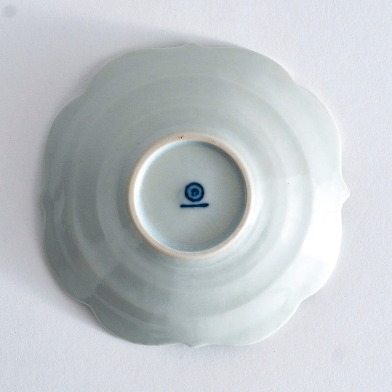 Yazaemon Kiln small plate with four-ridged design  old white porcelain