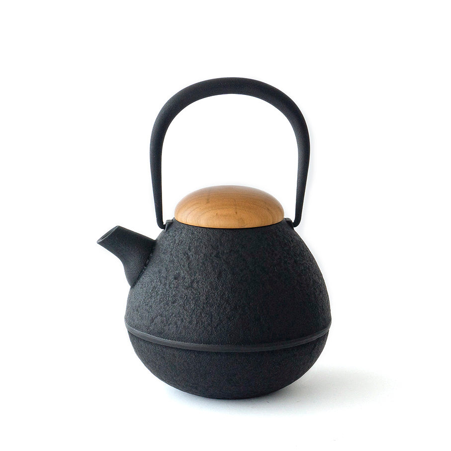 Kukan Chuzo / Egg Cast Iron Teapot M Black wooden lid