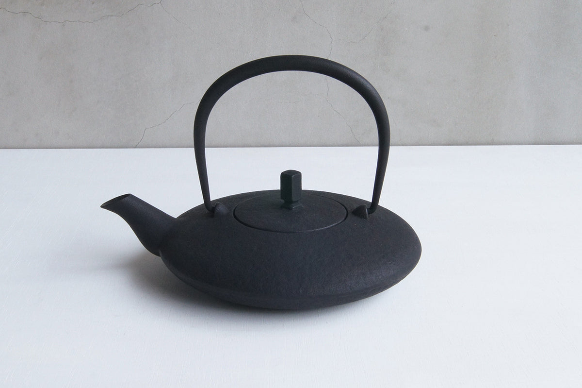 アンティーク黒い鋳鉄製急須小さめ 空間鋳造 鉄急須 Egg 小 PureBlack | YAOCA（やおか）日日の道具