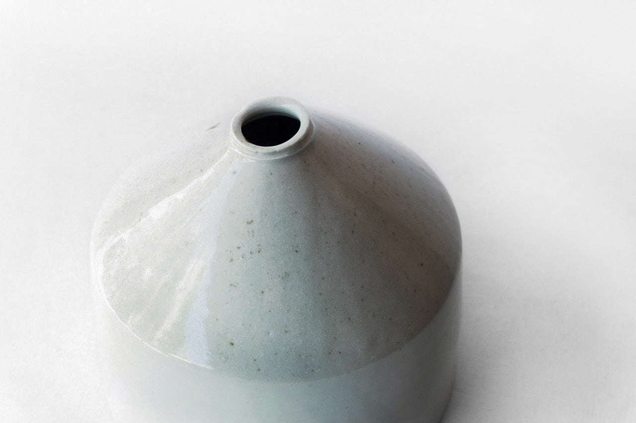●22-TO12 Shingo Oka / White Porcelain Vase