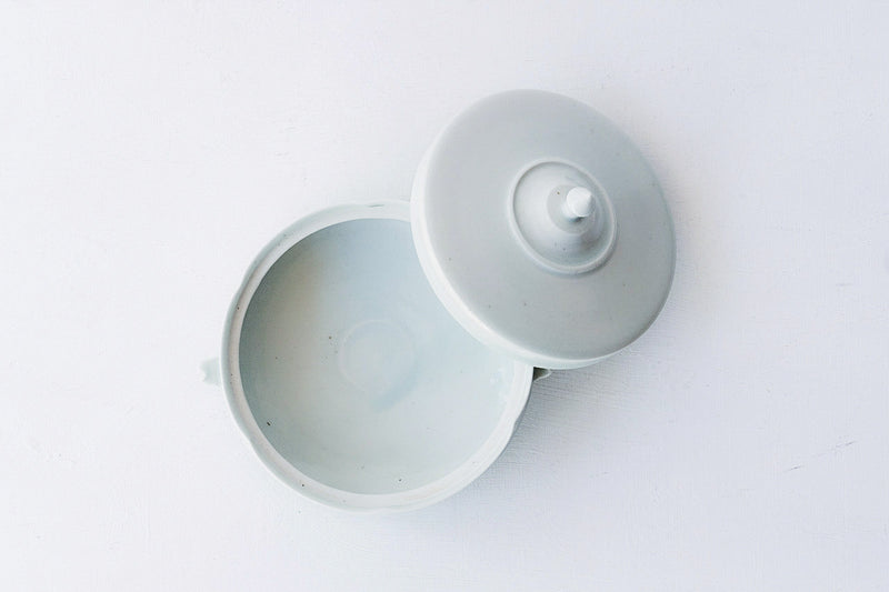 ●22-TO17 Shingo / White porcelain box 