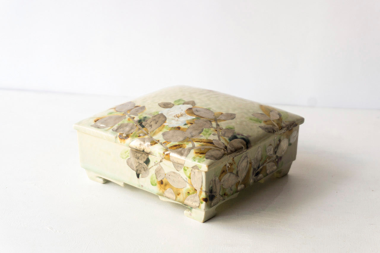 ●22-TO79 Shingo Oka / pottery box with a camellia design in platinum color