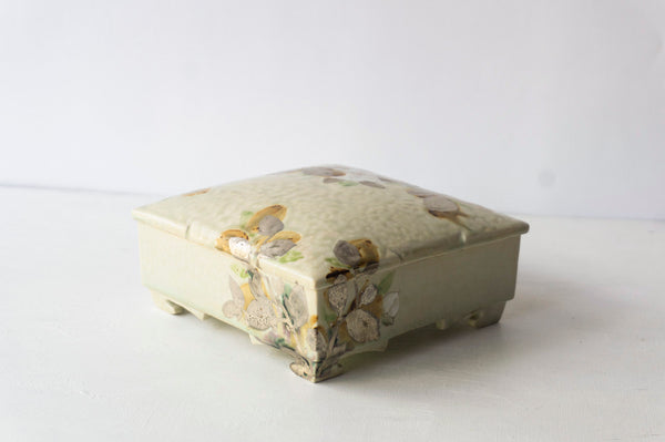 ●22-TO79 Shingo Oka / pottery box with a camellia design in platinum color