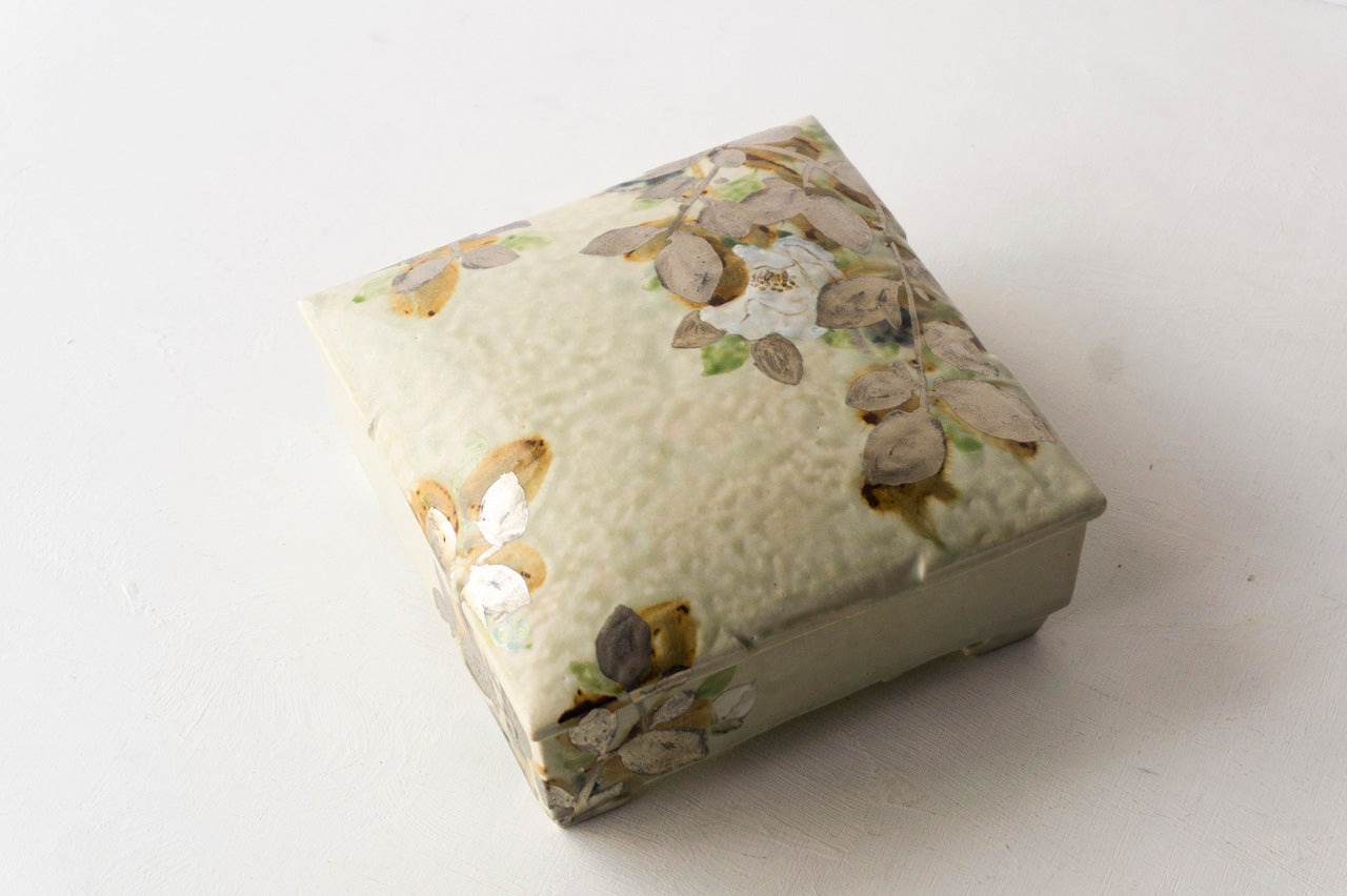 ●22-TO79 Shingo Oka / pottery box with a camellia design in platinum color