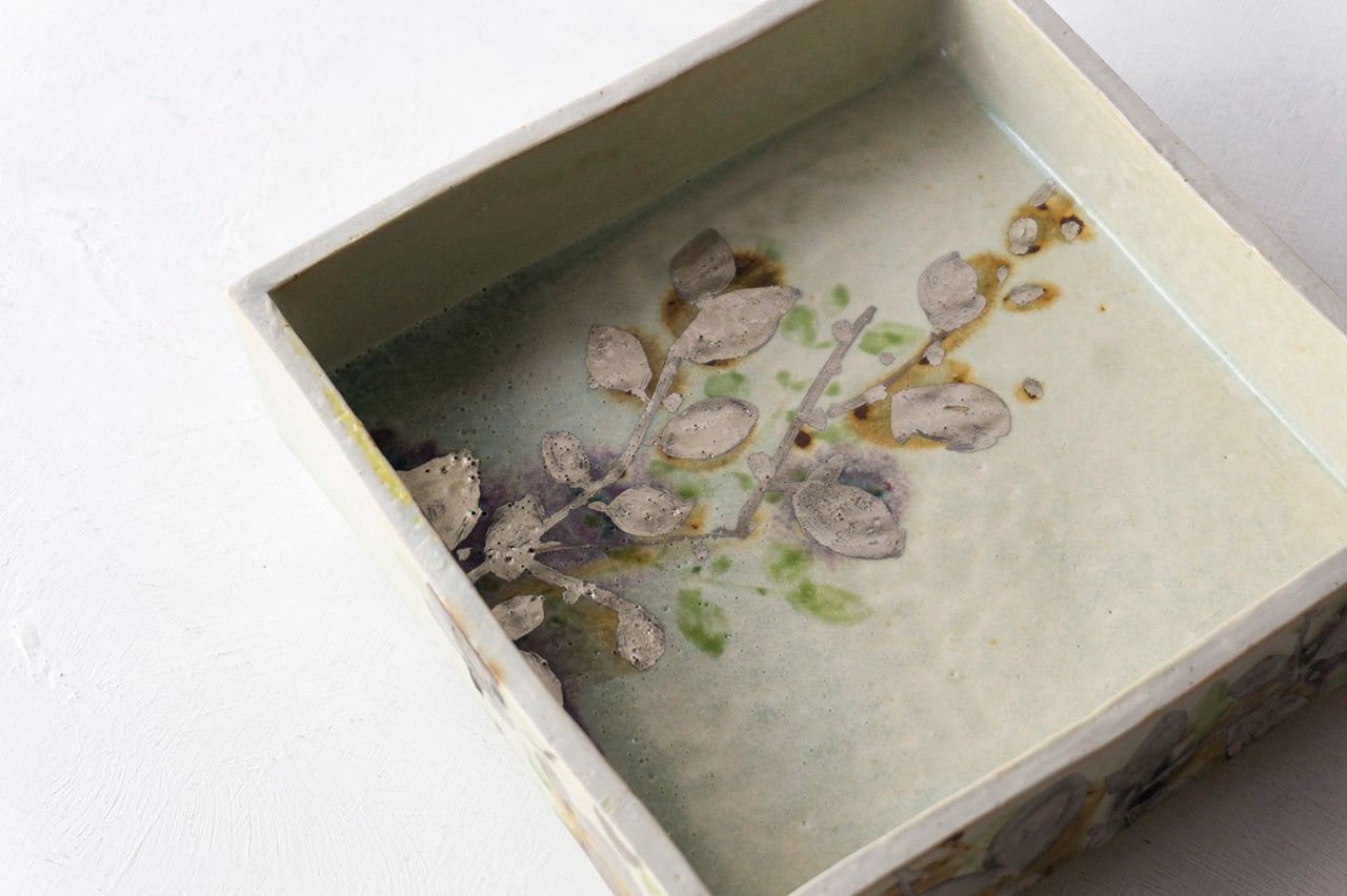 ●22-TO79 Shingo Oka / pottery box with a camellia design in platinum color