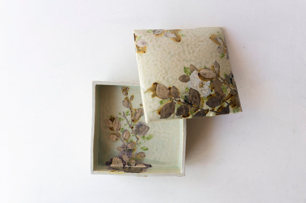 ●22-TO79 Shingo Oka / pottery box with a camellia design in platinum color