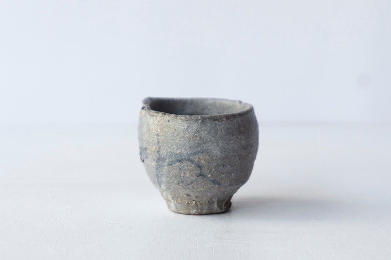 ●22-TO85 Shingo Oka / Iron-painted sake cup