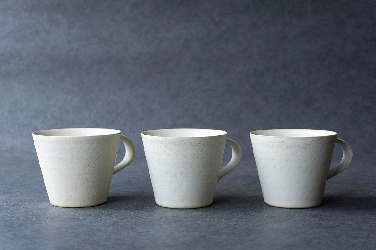安藤由香 マグカップ 台形 WH – 雨晴/AMAHARE